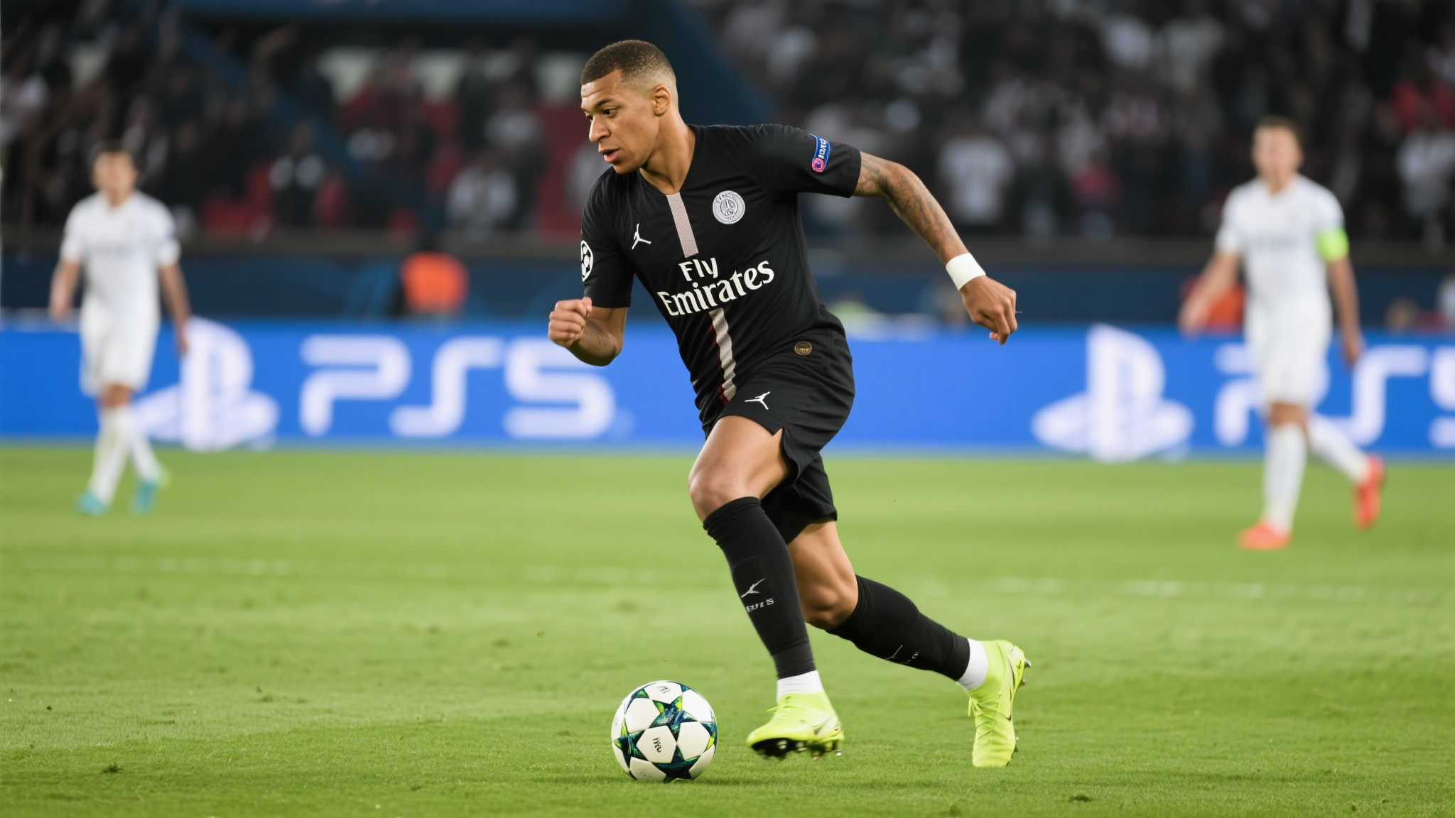 他的身影遍布每一个关键环节，通过实际行动诠释什么叫