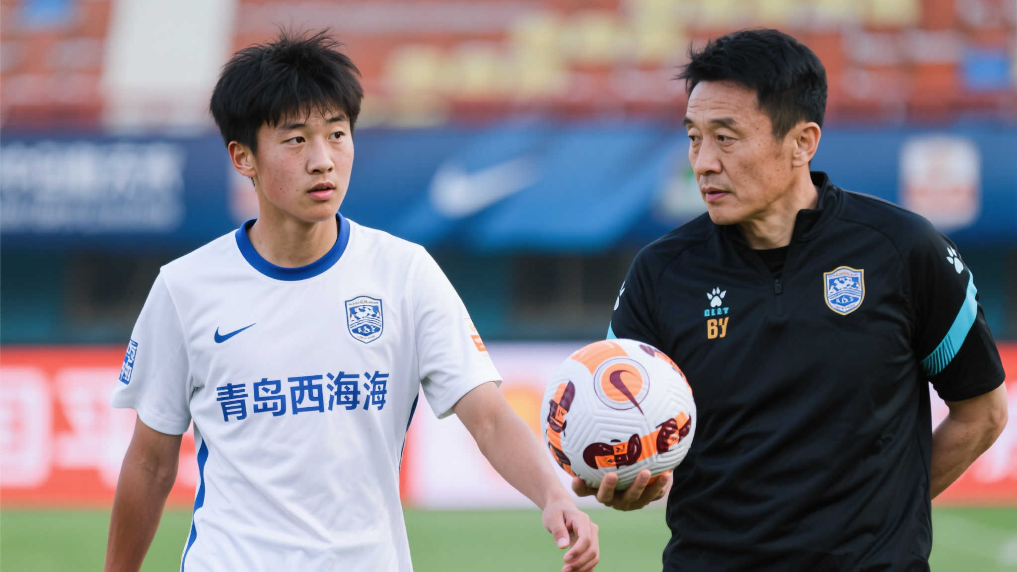 青岛西海岸离队风波：何小珂从海外新星跌至替补席，邵佳一弃用之谜